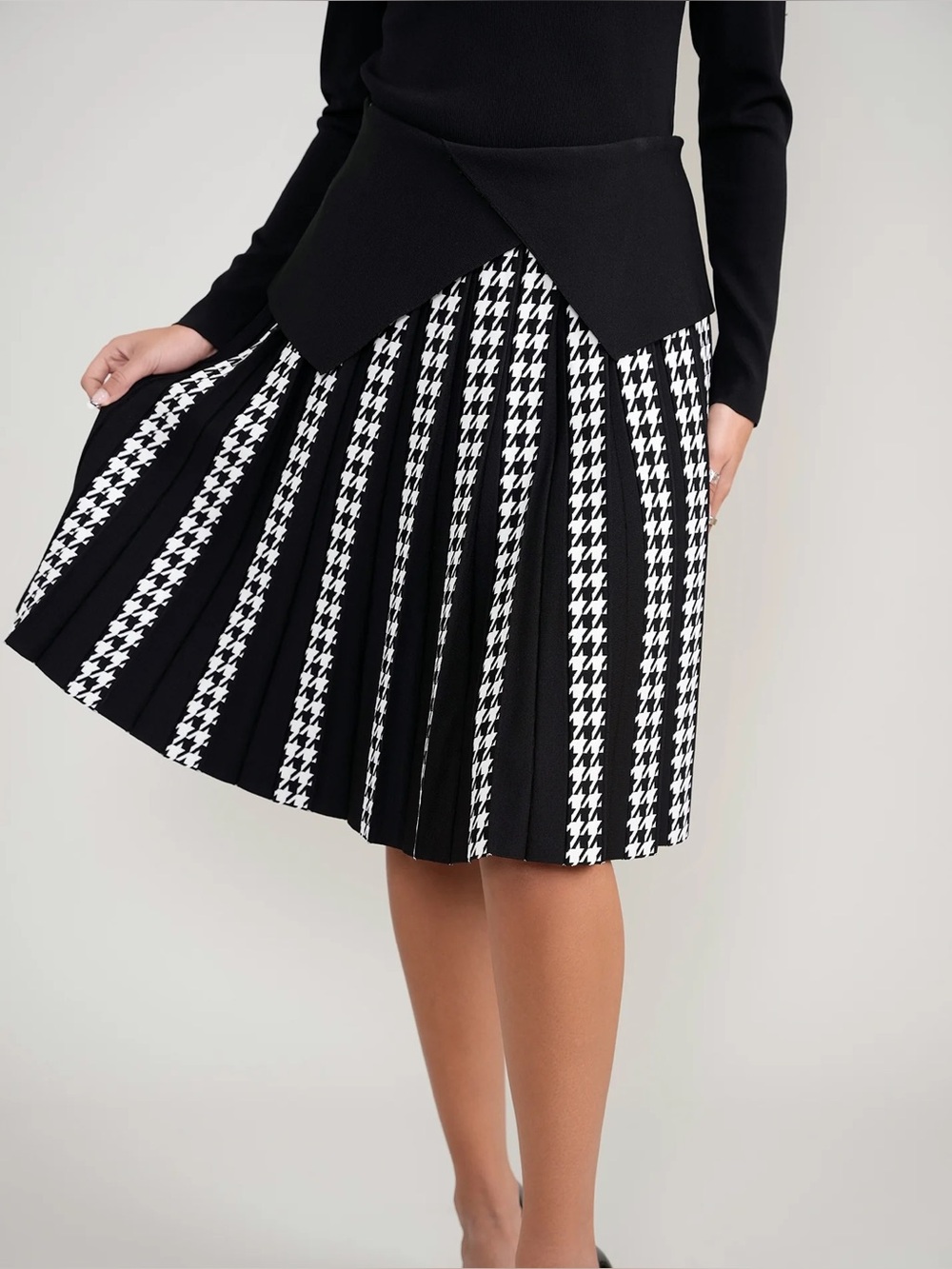 New Aleeza Paris Houndstooth Knit Pleated Skirt - Size XS - Fits Up to Medium